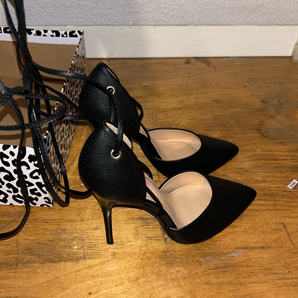 Black heels with lace-up